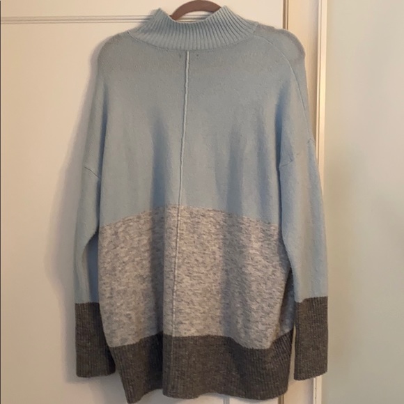 Cute Wintery sweater- almost never worn - Picture 3 of 3